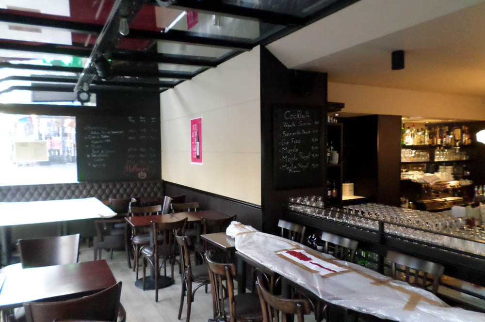 déco attractive au café Bottel By PLEXIPLAY AOD